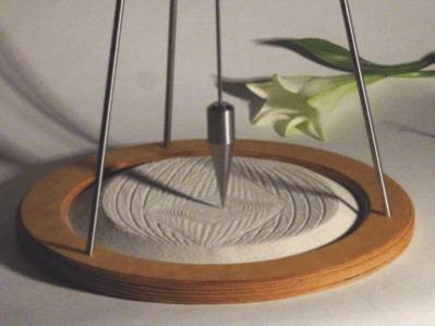 Sajou dendrolio mit Lilie